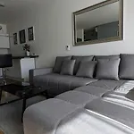 Appartement E1 Luxury Oldtown - 2x Parking, Foodstore, Pcscreen, Netflix, Unlimited Music, Crib, Babychair, Fastwifi, Aircon Košice