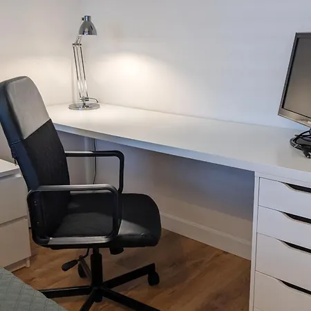 E1 Luxury Oldtown - 2x Parking, Foodstore, Pcscreen, Netflix, Unlimited Music, Crib, Babychair, Fastwifi, Aircon 科希策