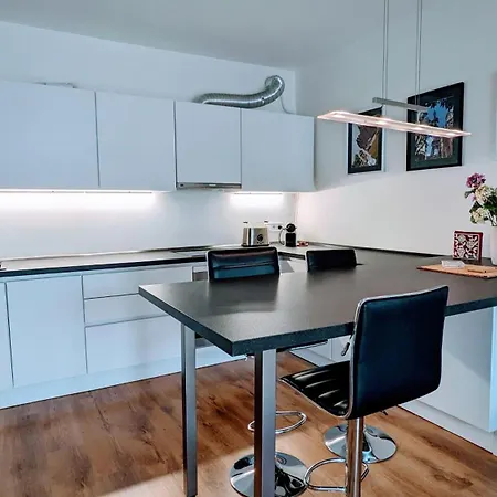 Apartmán E1 Luxury Oldtown - 2x Parking, Foodstore, Pcscreen, Netflix, Unlimited Music, Crib, Babychair, Fastwifi, Aircon Košice