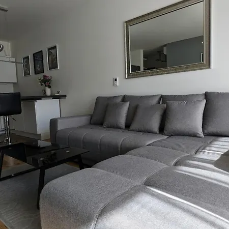 公寓 E1 Luxury Oldtown - 2x Parking, Foodstore, Pcscreen, Netflix, Unlimited Music, Crib, Babychair, Fastwifi, Aircon 科希策