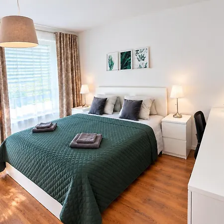 E1 Luxury Oldtown - 2x Parking, Foodstore, Pcscreen, Netflix, Unlimited Music, Crib, Babychair, Fastwifi, Aircon Apartment Košice