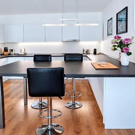 E1 Luxury Oldtown - 2x Parking, Foodstore, Pcscreen, Netflix, Unlimited Music, Crib, Babychair, Fastwifi, Aircon Apartment Košice