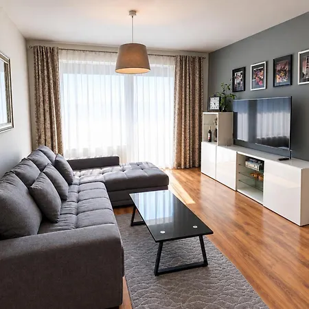 E1 Luxury Oldtown - 2x Parking, Foodstore, Pcscreen, Netflix, Unlimited Music, Crib, Babychair, Fastwifi, Aircon Apartment Košice