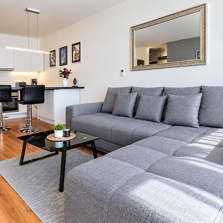 E1 Luxury Oldtown - 2x Parking, Foodstore, Pcscreen, Netflix, Unlimited Music, Crib, Babychair, Fastwifi, Aircon Košice