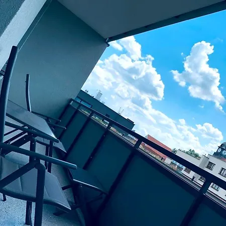 Apartment E1 Luxury Oldtown - 2x Parking, Foodstore, Pcscreen, Netflix, Unlimited Music, Crib, Babychair, Fastwifi, Aircon Košice