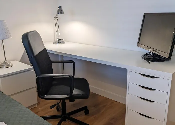 E1 Luxury Oldtown - 2x Parking, Foodstore, Pcscreen, Netflix, Unlimited Music, Crib, Babychair, Fastwifi, Aircon Košice