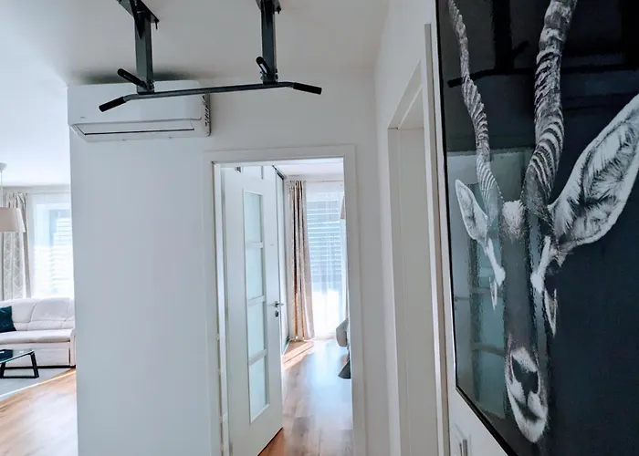 E1 Luxury Oldtown - 2x Parking, Foodstore, Pcscreen, Netflix, Unlimited Music, Crib, Babychair, Fastwifi, Aircon *