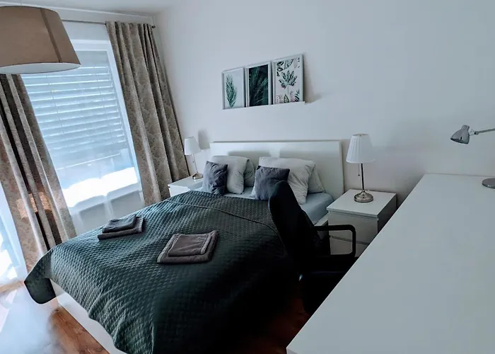 E1 Luxury Oldtown - 2x Parking, Foodstore, Pcscreen, Netflix, Unlimited Music, Crib, Babychair, Fastwifi, Aircon Apartment *