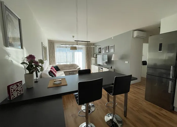 E1 Luxury Oldtown - 2x Parking, Foodstore, Pcscreen, Netflix, Unlimited Music, Crib, Babychair, Fastwifi, Aircon *