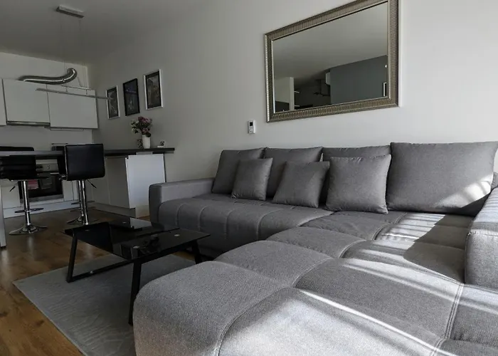 Apartment E1 Luxury Oldtown - 2x Parking, Foodstore, Pcscreen, Netflix, Unlimited Music, Crib, Babychair, Fastwifi, Aircon Košice