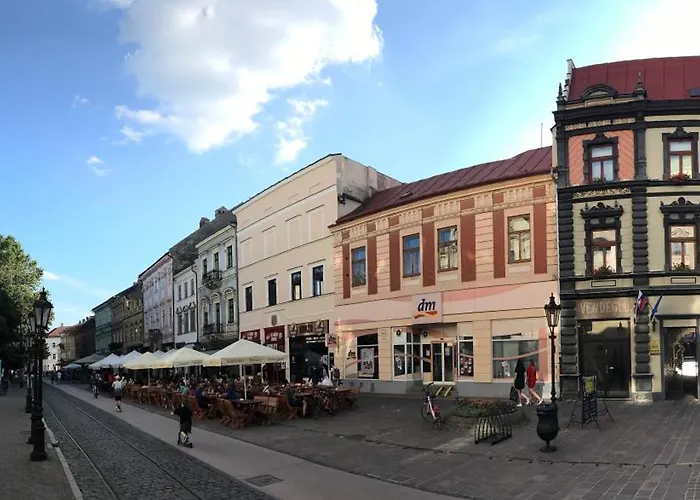 E1 Luxury Oldtown - 2x Parking, Foodstore, Pcscreen, Netflix, Unlimited Music, Crib, Babychair, Fastwifi, Aircon Apartment *